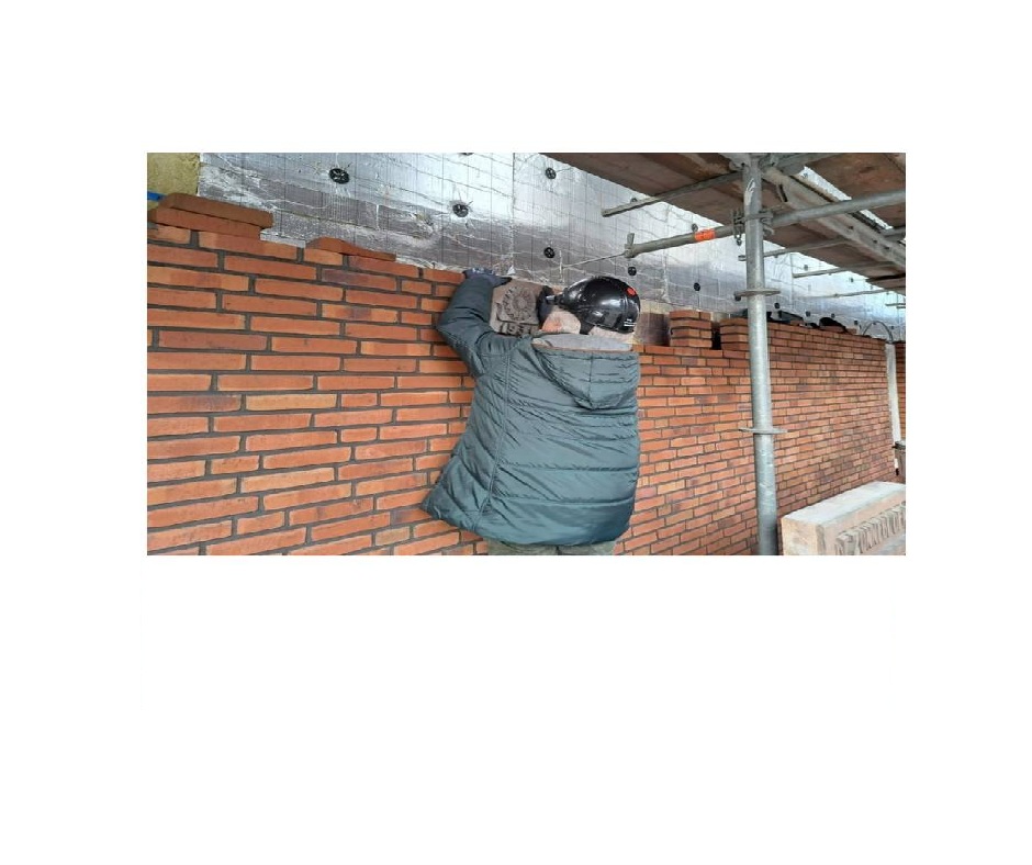 Hannie van Dommele in actie, de tijdcapsule wordt ingegraven.